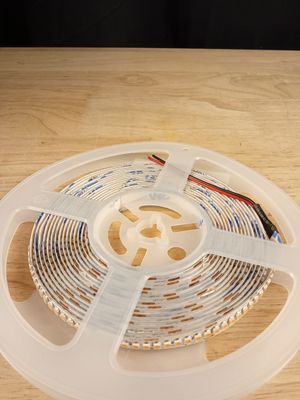 une lumière blanche posée sur une table en bois