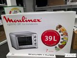 une boîte contenant un micro-ondes