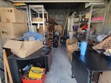 un garage où s'entassent de nombreuses boîtes par terre