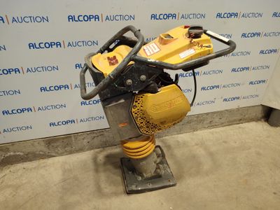 un gros plan d'une petite machine posée sur un support dans une pièce
