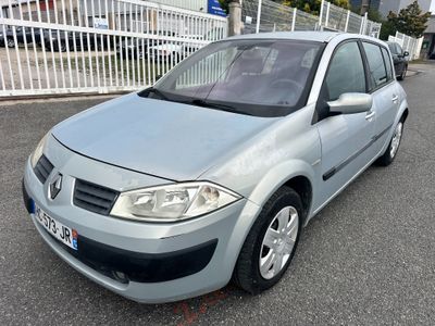 la photo d'une voiture argentée garée dans un parking