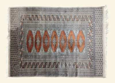 une photo d'un tapis orné d'un motif
