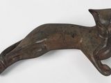 figurine de chat en bronze sur fond blanc