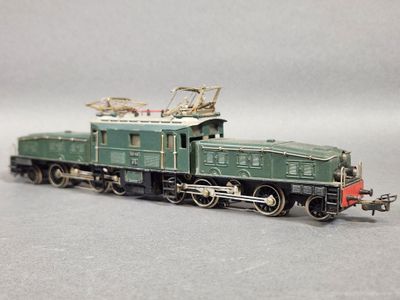 un petit train posé sur une surface grise