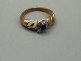 une bague en or sertie d'une pierre bleue et d'un diamant
