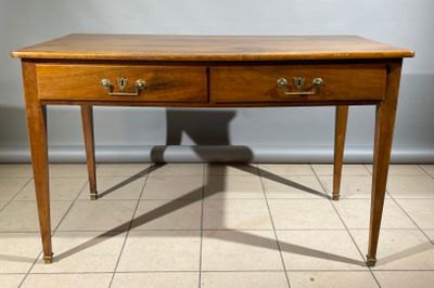 une petite table en bois avec deux tiroirs