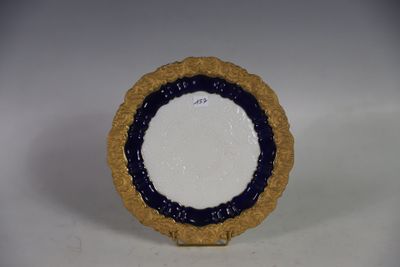 une petite assiette ornée d'une bordure bleue