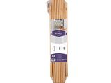un gros plan sur un paquet de baguettes en bambou sur fond blanc