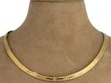 gros plan d'un collier sur un mannequin mannequin