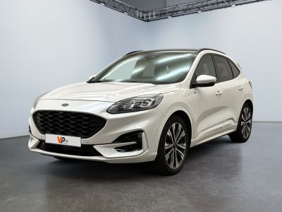 Une Ford Kuga blanche est garée dans une grande pièce