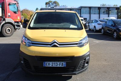 une Citroën jaune garée sur un parking