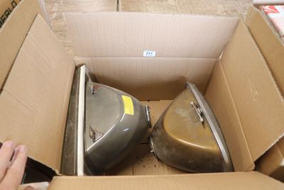 une boîte contenant deux bagages