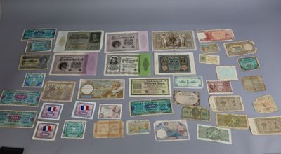 de nombreux types de papier-monnaie sur la table