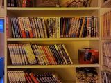 une étagère remplie de DVD et de films dans une pièce