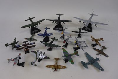 beaucoup de petits avions en plastique posés sur la table