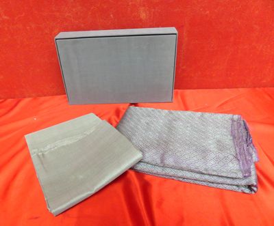 une paire de serviettes pliées posées sur une nappe rouge