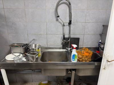 un évier en inox dans une petite cuisine, équipé d'un robinet