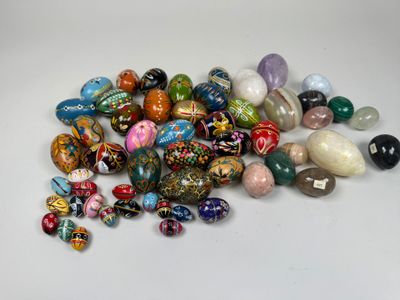 un tas de perles de verre de différentes sortes posé sur une surface blanche