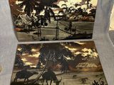 Deux œuvres d'art sont posées sur une chaise dans une pièce