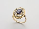 une bague en or sertie d'une pierre bleue entourée de diamants