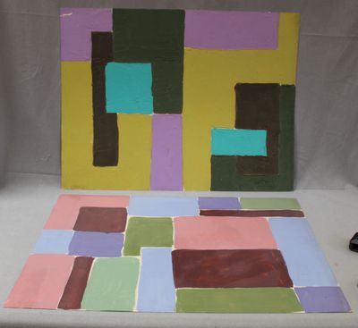 une photo d'une œuvre d'art posée sur une table