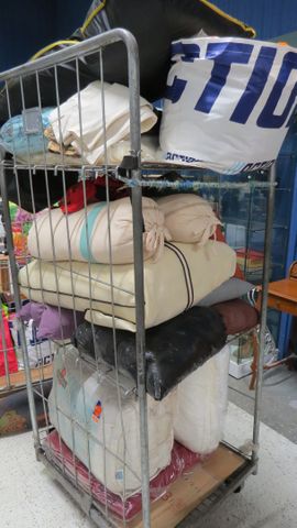 Important lot comprenant : couette, couvertures, coussins et dive...
