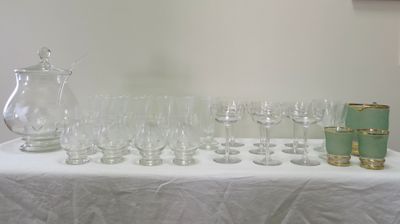 une table sur laquelle sont posés de nombreux verres à vin et un pichet