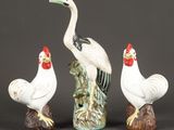 trois figurines d'oiseaux perchés sur une souche d'arbre