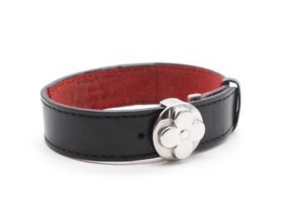 un bracelet en cuir noir muni d'un fermoir en argent, sur fond blanc