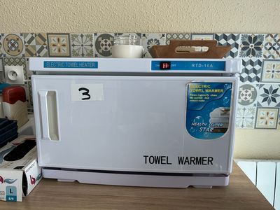 un petit réfrigérateur blanc posé sur un plan de travail dans une cuisine