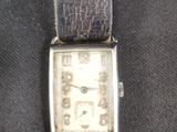 une photo d'une montre-bracelet avec un bracelet en cuir