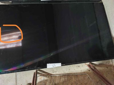 une photo d'une télévision à écran plat posée sur une table