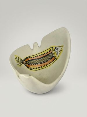 bol en forme de poisson sur fond blanc
