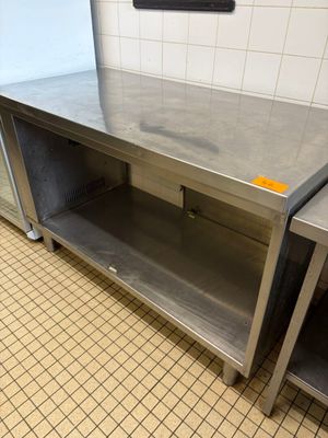 un comptoir en acier inoxydable dans une cuisine commerciale