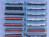 un grand nombre de trains miniatures posés sur une table