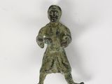 une vieille figurine en bronze représentant un homme coiffé d'un chapeau