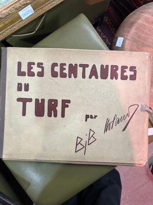 un panneau sur lequel est inscrit « les centaires » et sur lequel est représenté un tuf