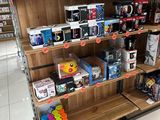 de nombreux articles à vendre sur les étagères du magasin