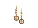 une paire de boucles d'oreilles en or ornées de pierres bleues et blanches