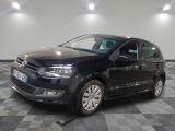 la volkswagen polo noire est garée sur un carrelage à carreaux
