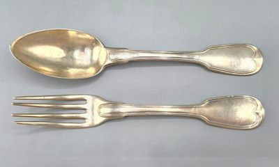 deux cuillères et une fourchette sur une table