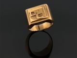 une image représentant une bague en or ornée d'un motif carré