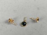une paire de boucles d'oreilles en or ornées d'une pierre noire