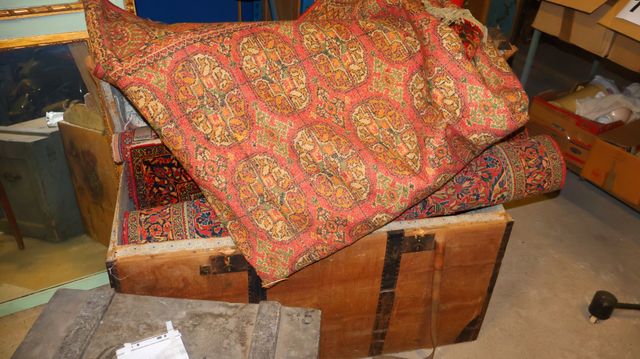 Malle garnie de tapis (en mauvais état)