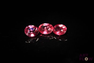 une paire de saphirs roses sur fond noir