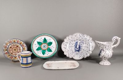 plusieurs types d'assiettes et de vases décoratifs posés sur une table