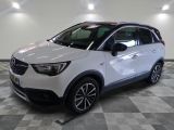 la voiture blanche est garée sur le sol à carreaux d'un garage