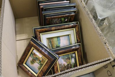 beaucoup de photos dans une boîte posée par terre