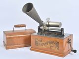 un vieux gramophone et une boîte en bois