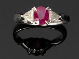 un gros plan d'une bague sertie d'une pierre rose
